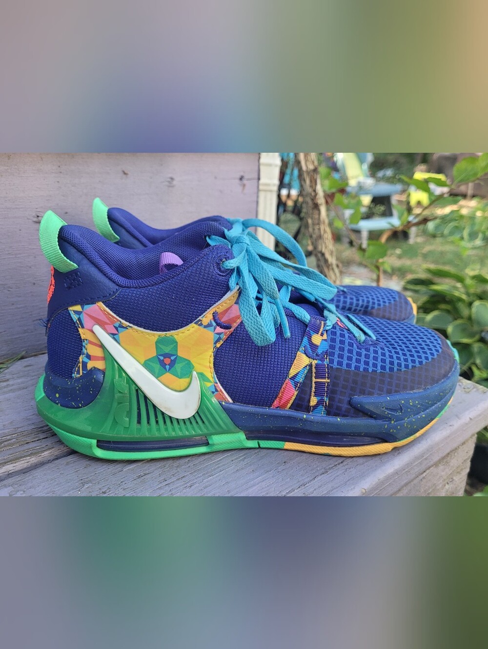Nike LeBron Witness 7 GS Basketball Shoe Youth Size 5.5y Kaleidoscope